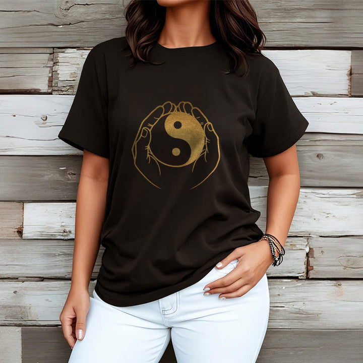 Camiseta con manos de Buddha Stones sosteniendo un Yin Yang dorado - image 3