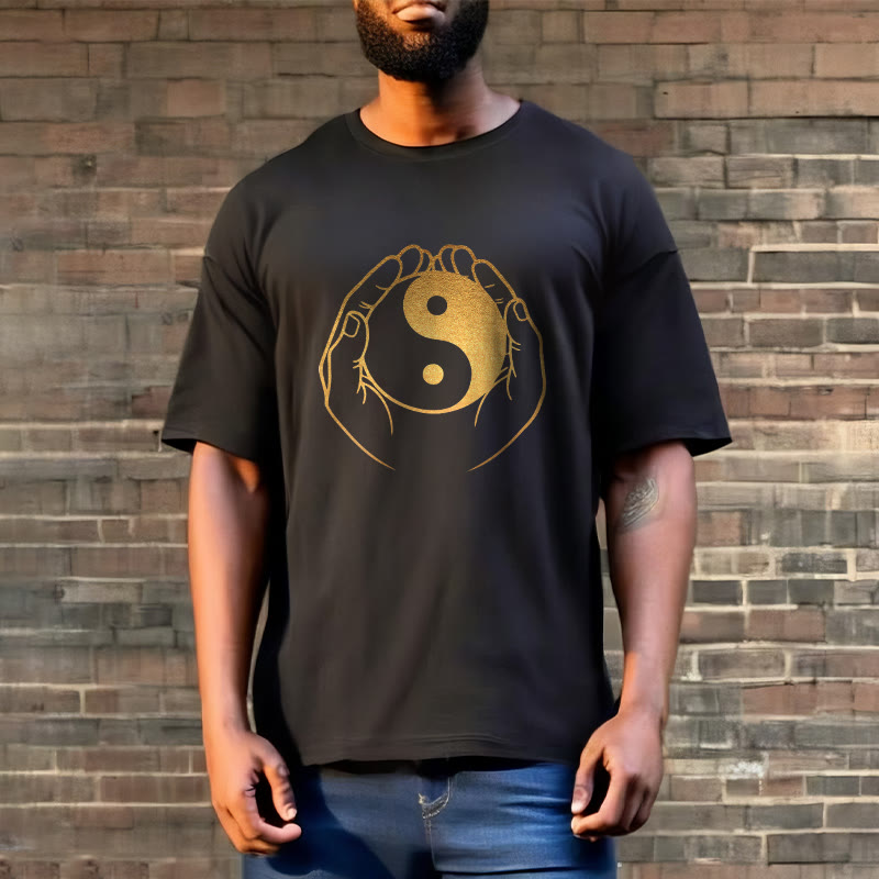 Camiseta con manos de Buddha Stones sosteniendo un Yin Yang dorado - image 3