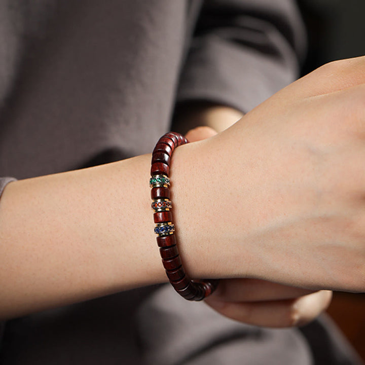Pulsera de la paz con Buddha Stones, madera de ébano y sándalo rojo con hojas pequeñas y circonitas