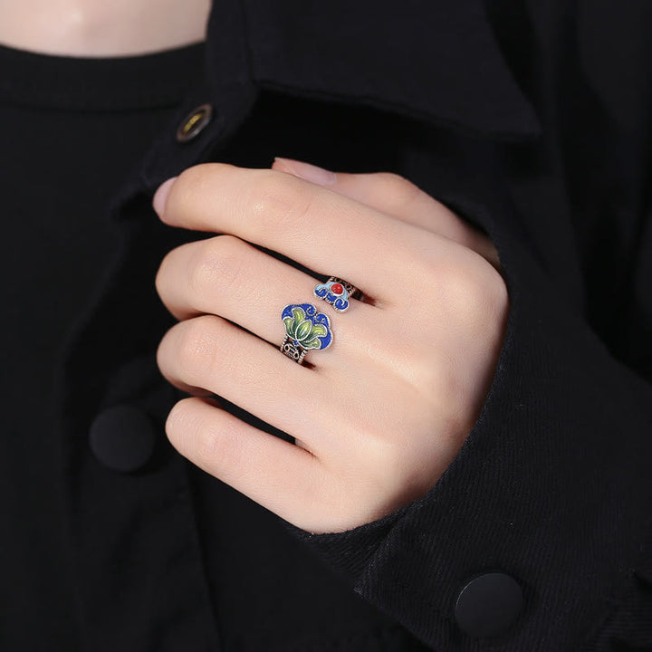 Anillo ajustable con diseño de flor de loto, monedas de cobre y piedras de Buddha Stones con mango de Ruyi.