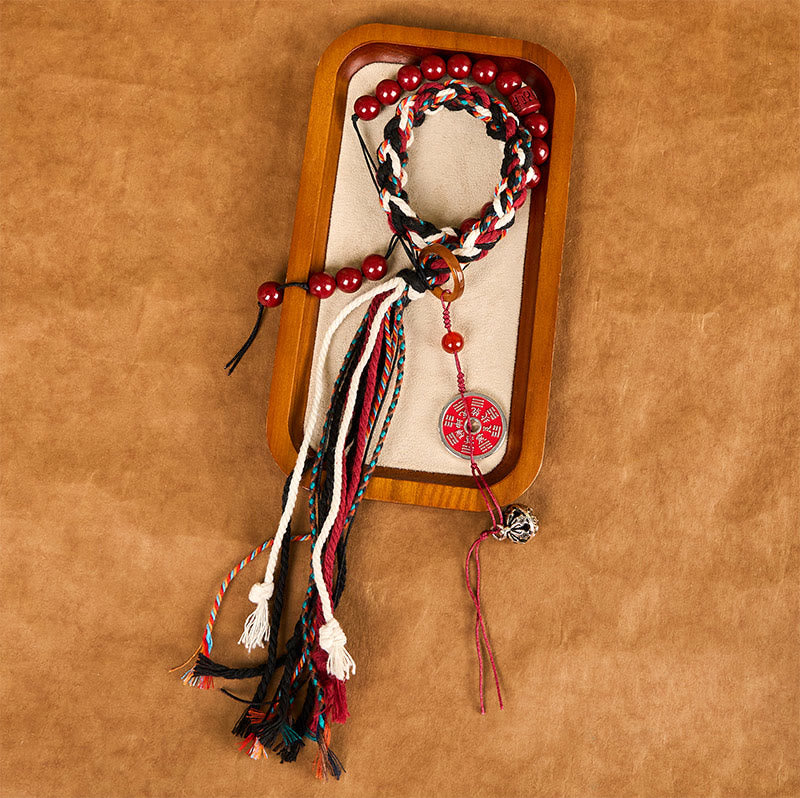 Pulsera de borlas de cuerda roja de doble capa con cinabrio y piedras de Buddha Stones tibetanas que gastan dinero