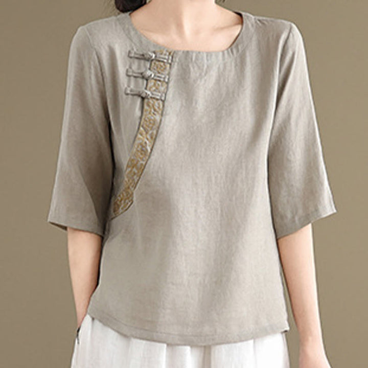 Camisa casual de manga corta con cuello redondo y botones de rana, con bordado floral y estampado de Buddha Stones para mujer. - image 3