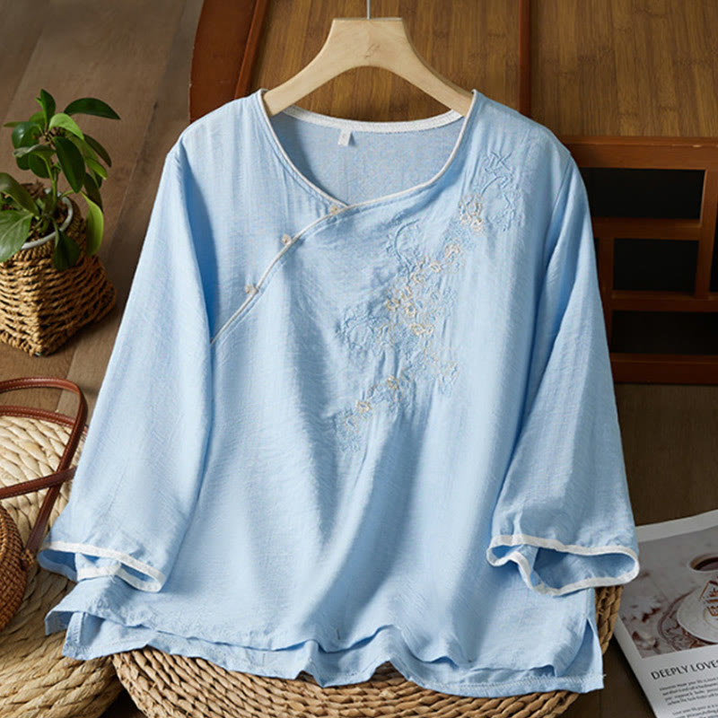 Camisa informal de lino y algodón con mangas tres cuartos y cuello inclinado con botones de rana y estampado de flores bordadas de Buddha Stones para mujer - Azul celeste claro - US12, UK/AU16, EU44 (3XL) - image 12