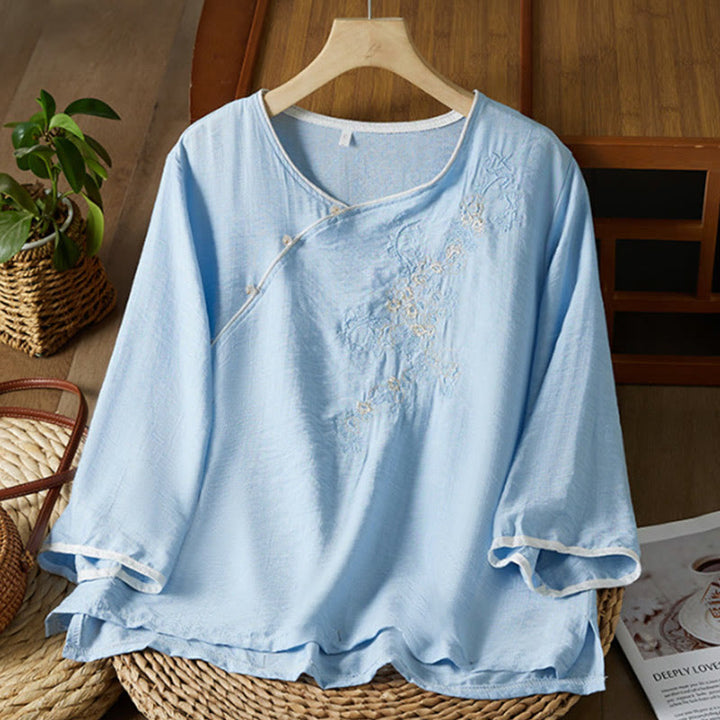 Camisa informal de lino y algodón con mangas tres cuartos y cuello inclinado con botones de rana y estampado de flores bordadas de Buddha Stones para mujer - Azul cielo claro - US12, UK/AU16, EU44 (3XL) - image 12