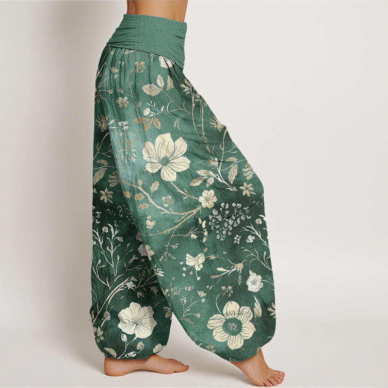 Pantalones harén para mujer con cintura elástica y diseño de flores blancas y vides sinuosas. - image 2