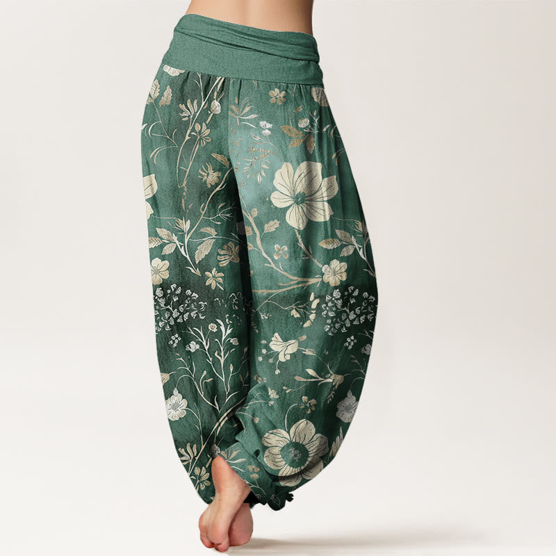 Pantalones harén para mujer con cintura elástica y diseño de flores blancas y vides sinuosas. - image 1