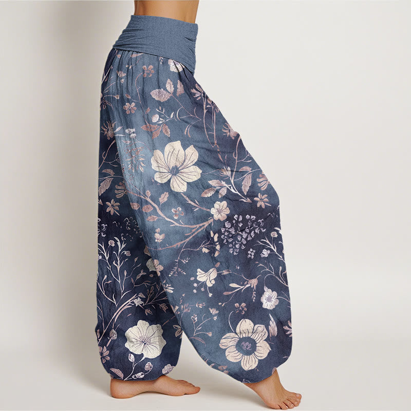 Pantalones harén para mujer con cintura elástica y diseño de flores blancas y vides sinuosas. - image 9