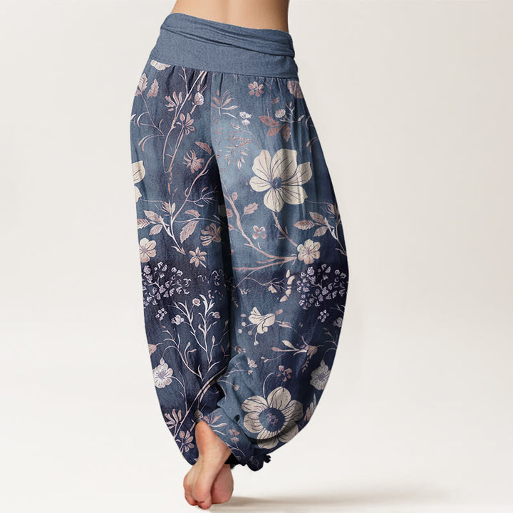 Pantalones harén para mujer con cintura elástica y diseño de flores blancas y vides sinuosas. - image 8