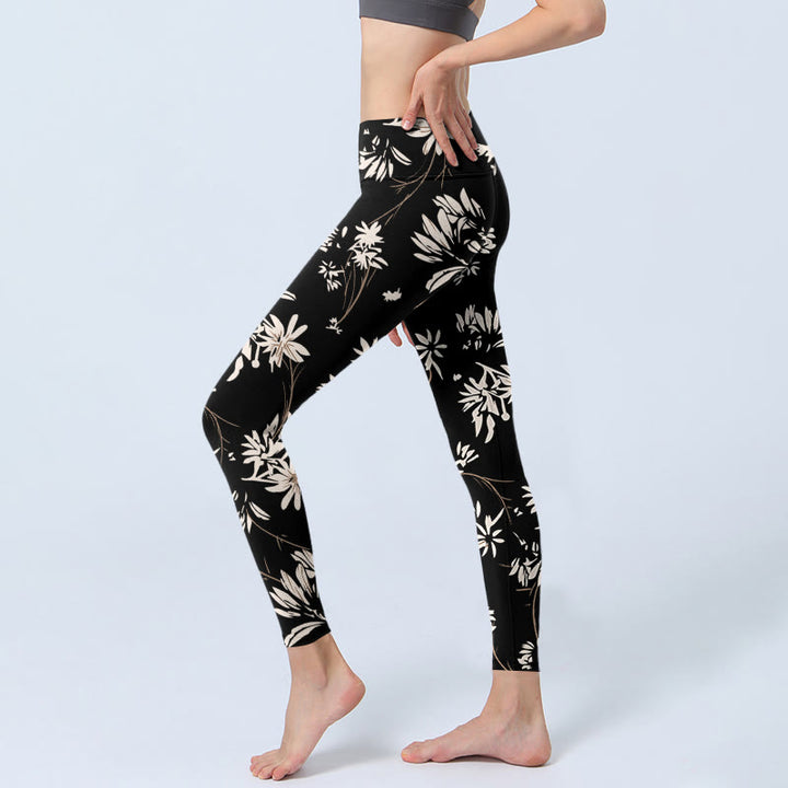 Leggings de yoga para mujer con estampado de pétalos blancos y negros de Buddha Stones - image 3