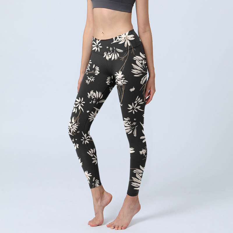 Leggings de yoga para mujer con estampado de pétalos blancos y negros de Buddha Stones - Negro - US18，UK/AU22，EU50 (4XL) - image 1