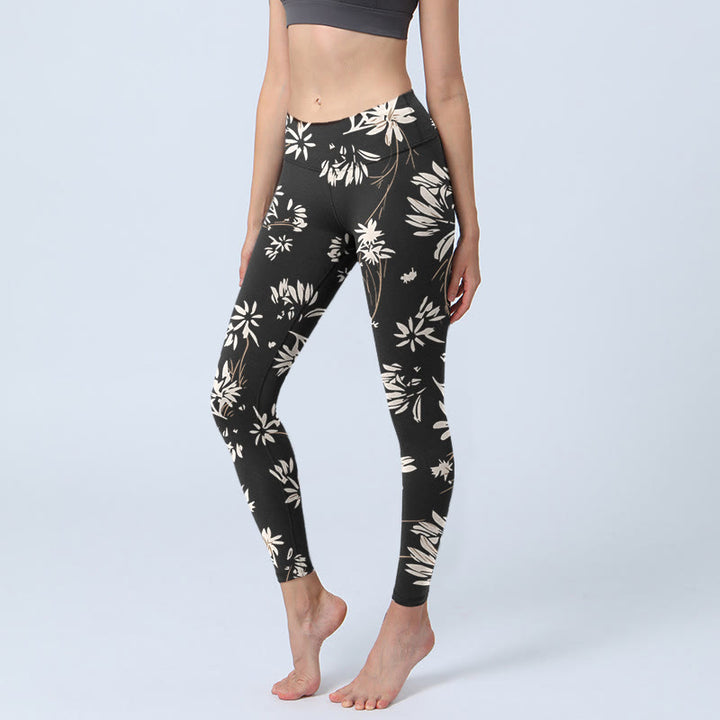 Leggings de yoga para mujer con estampado de pétalos blancos y negros de Buddha Stones - Negro - US18，UK/AU22，EU50 (4XL) - image 1