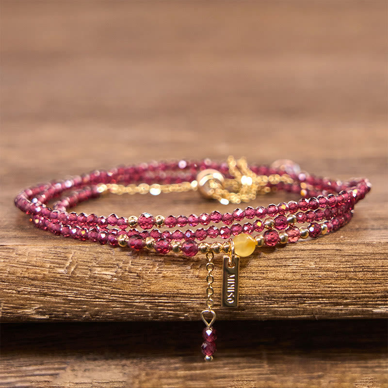 Pulsera triple vuelta con granate natural pequeño y Buddha Stones