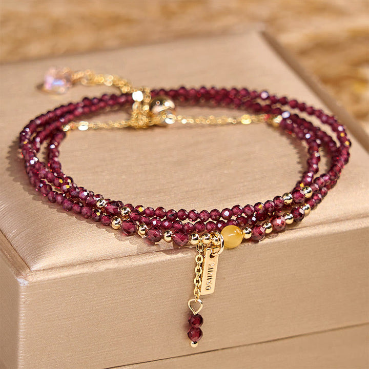 Pulsera triple vuelta con granate natural pequeño y Buddha Stones