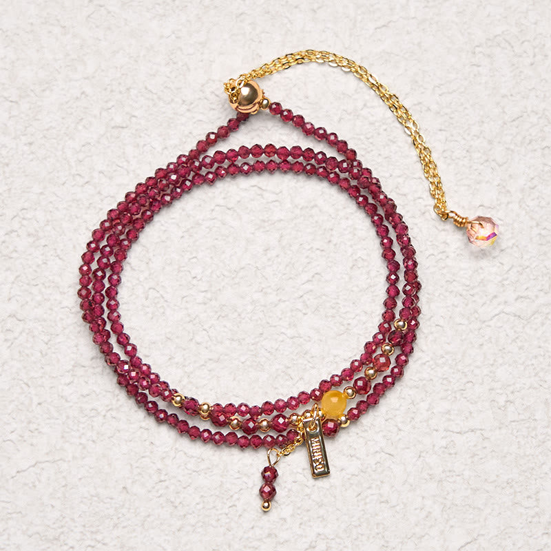 Pulsera triple vuelta con granate natural pequeño y Buddha Stones