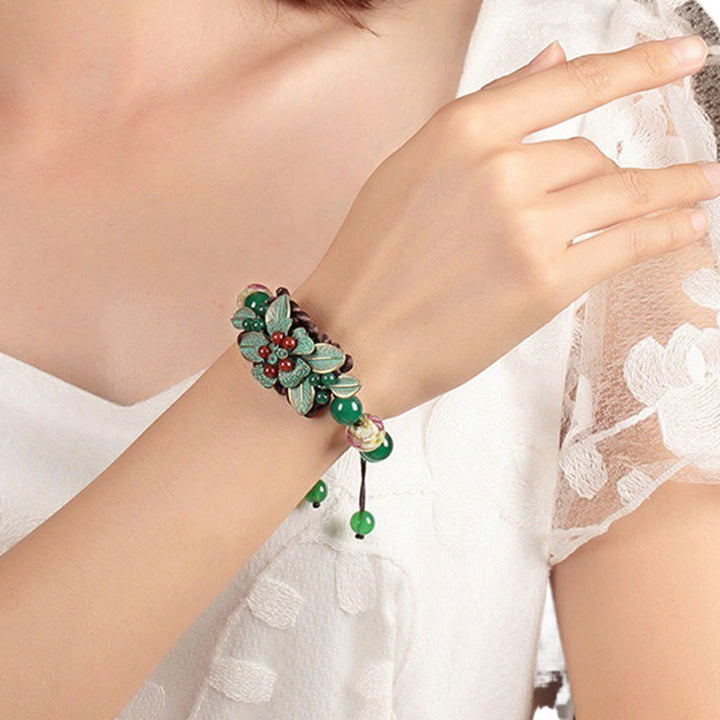 Pulsera de soporte con nudo trenzado y cuentas de flores de vidrio de ágata verde de Buddha Stones