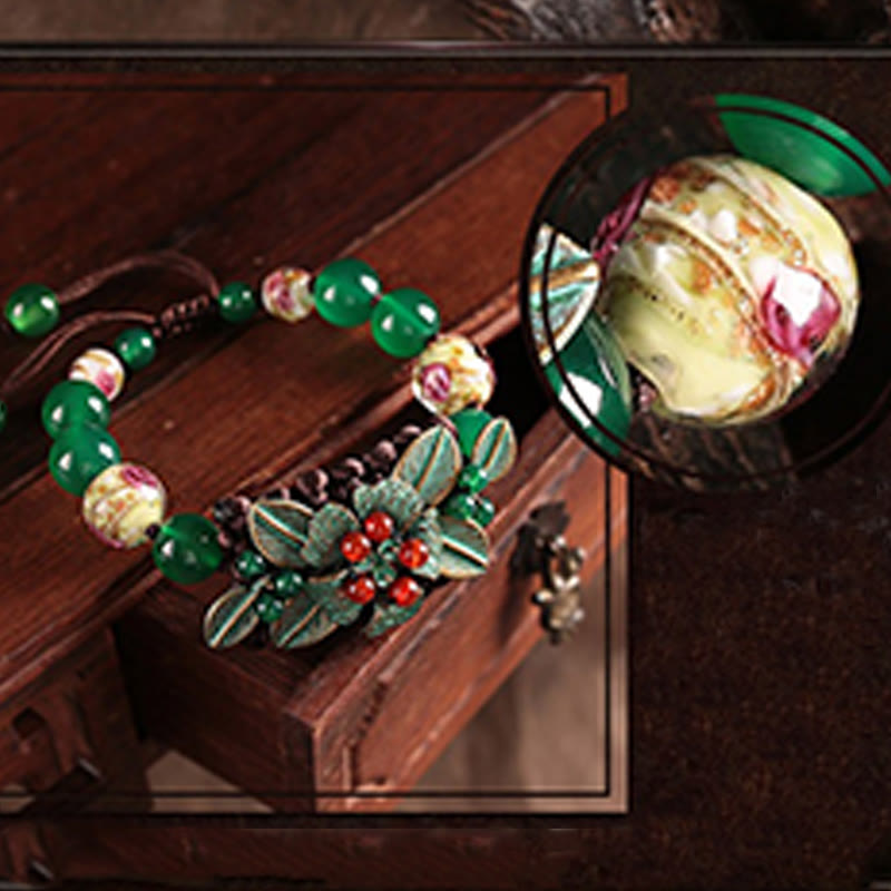 Pulsera de soporte con nudo trenzado y cuentas de flores de vidrio de ágata verde de Buddha Stones