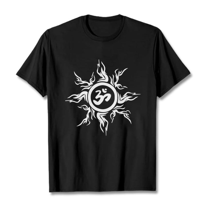 Camiseta de algodón con diseño de rayos de sol y Buddha Stones alrededor del símbolo Om - Negro - 2XL - image 5