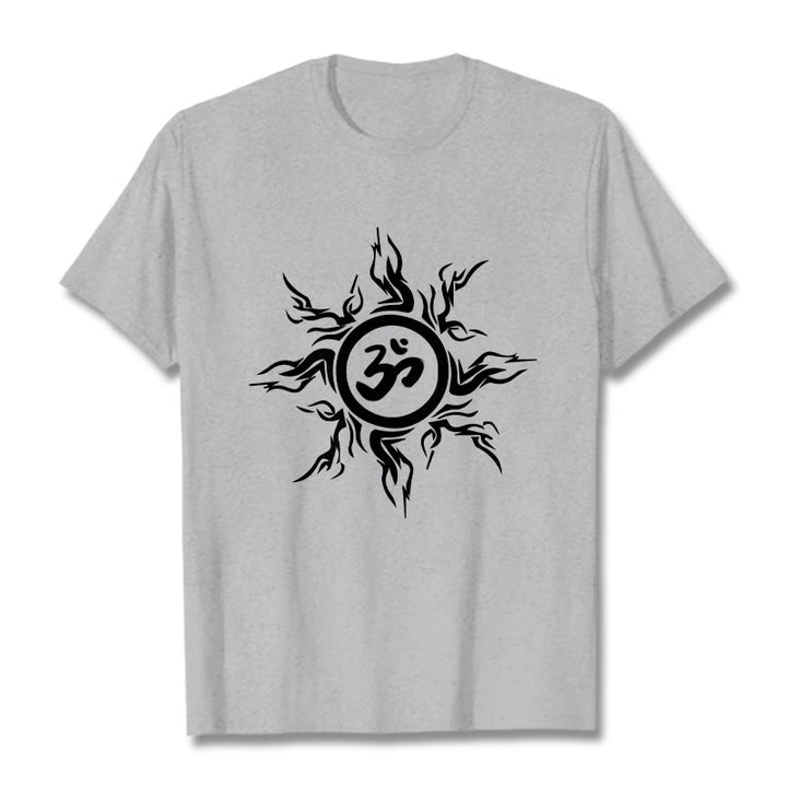 Camiseta de algodón con diseño de rayos de sol y Buddha Stones alrededor del símbolo Om - Gris claro - 2XL - image 19