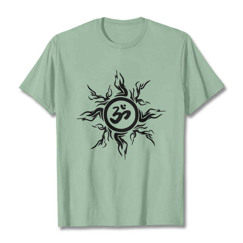 Camiseta de algodón con diseño de rayos de sol y Buddha Stones alrededor del símbolo Om - Verde pálido - 2XL - image 14