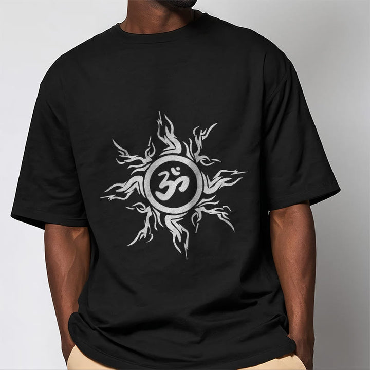 Camiseta de algodón con diseño de rayos de sol y Buddha Stones alrededor del símbolo Om - image 6