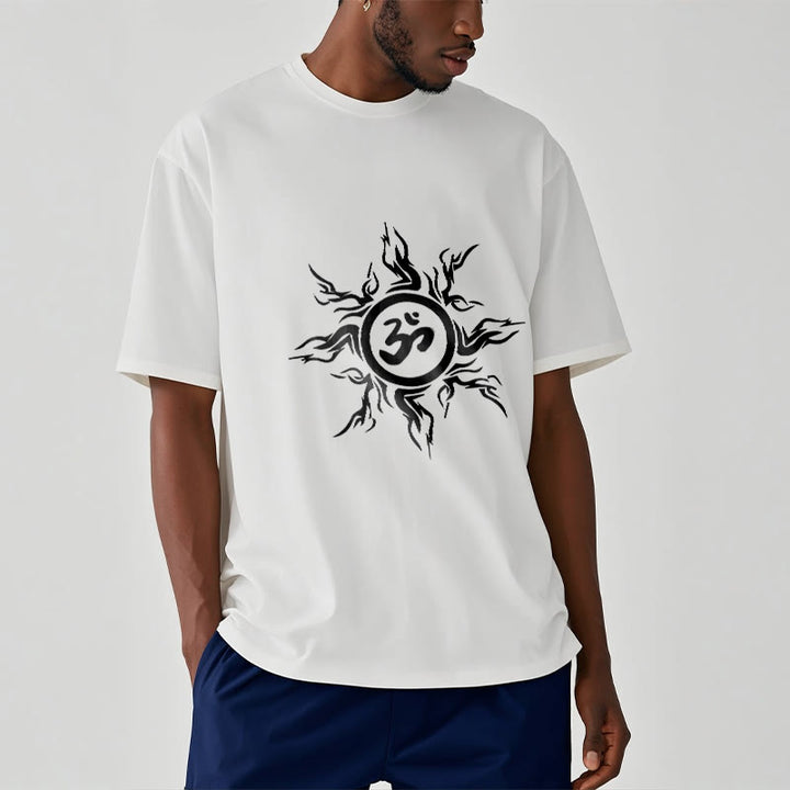 Camiseta de algodón con diseño de rayos de sol y Buddha Stones alrededor del símbolo Om - image 2