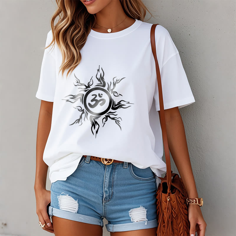 Camiseta de algodón con diseño de rayos de sol y Buddha Stones alrededor del símbolo Om - image 1