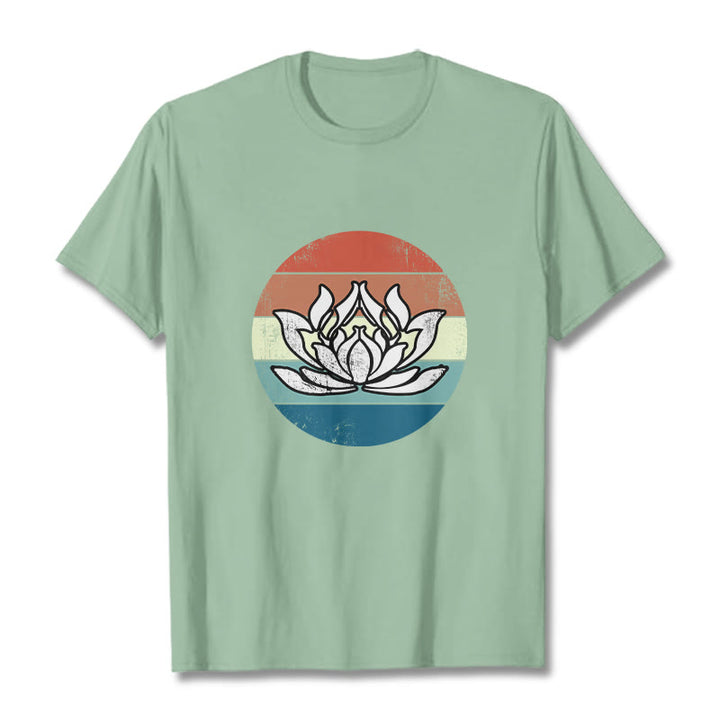 Camiseta de algodón con estampado de rayas coloridas y loto floreciente de Buddha Stones - Verde pálido - 2XL - image 15