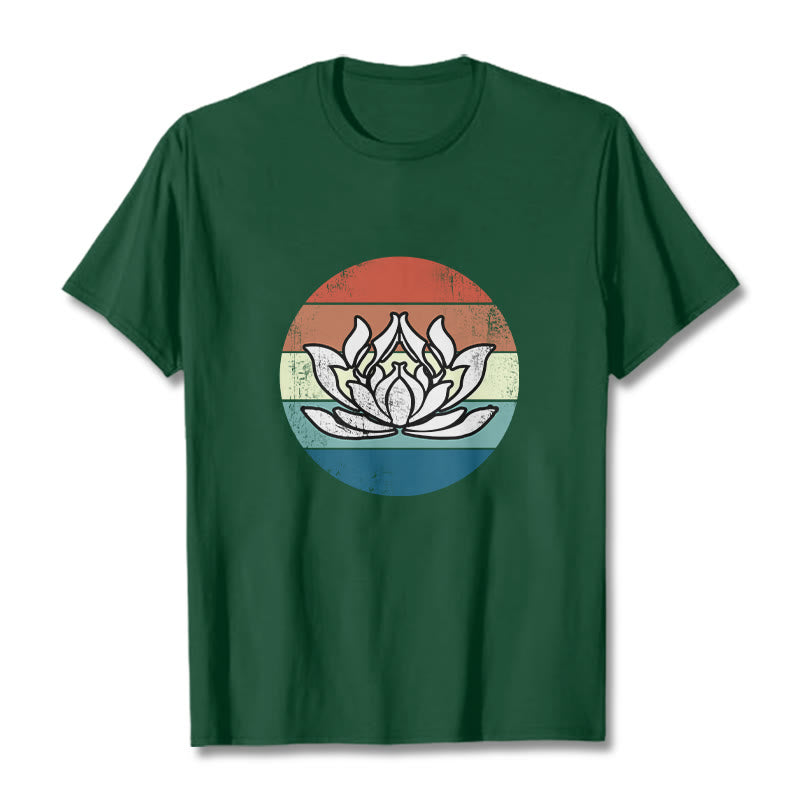 Camiseta de algodón con estampado de rayas coloridas y loto floreciente de Buddha Stones - Verde bosque - 2XL - image 11