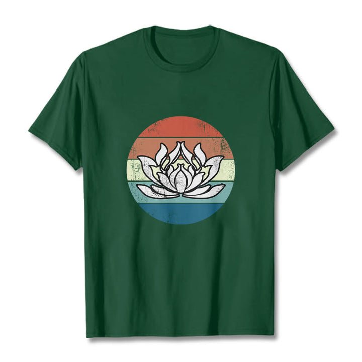 Camiseta de algodón con estampado de rayas coloridas y loto floreciente de Buddha Stones - Verde bosque - 2XL - image 11