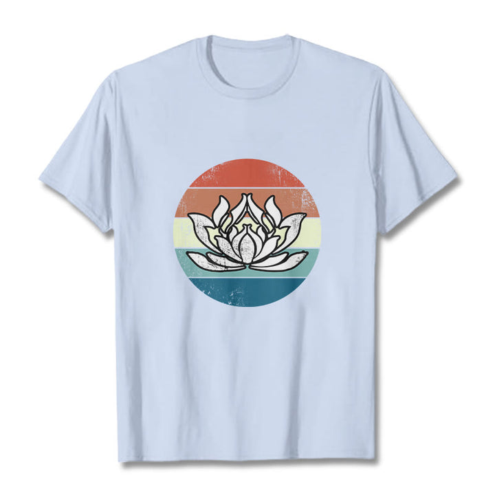 Camiseta de algodón con estampado de rayas coloridas y loto floreciente de Buddha Stones - Cian claro - 2XL - image 18