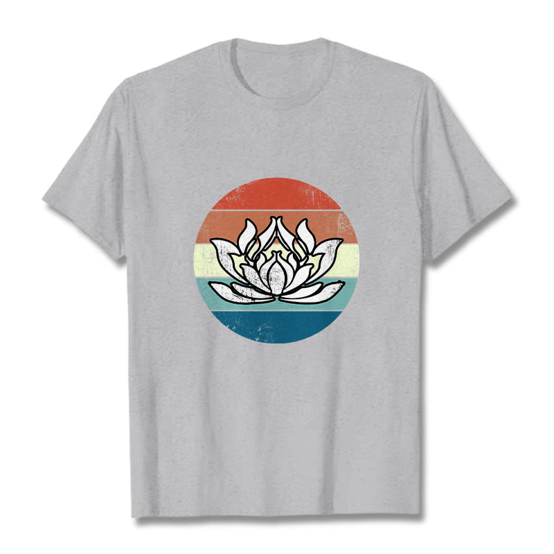 Camiseta de algodón con estampado de rayas coloridas y loto floreciente de Buddha Stones - Gris claro - 2XL - image 19