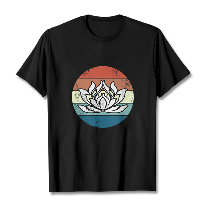 Camiseta de algodón con estampado de rayas coloridas y loto floreciente de Buddha Stones - Negro - 2XL - image 1