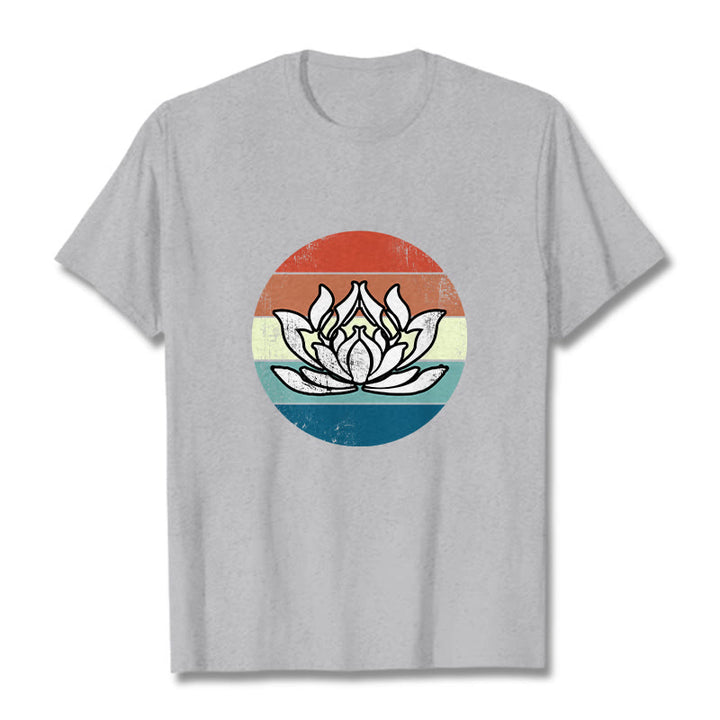 Camiseta de algodón con estampado de rayas coloridas y loto floreciente de Buddha Stones - Gris claro - 2XL - image 20