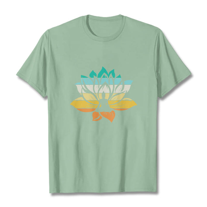 Camiseta de algodón con diseño de Buda meditando y flor de loto en degradado de Buddha Stones - Verde pálido - 2XL - image 15