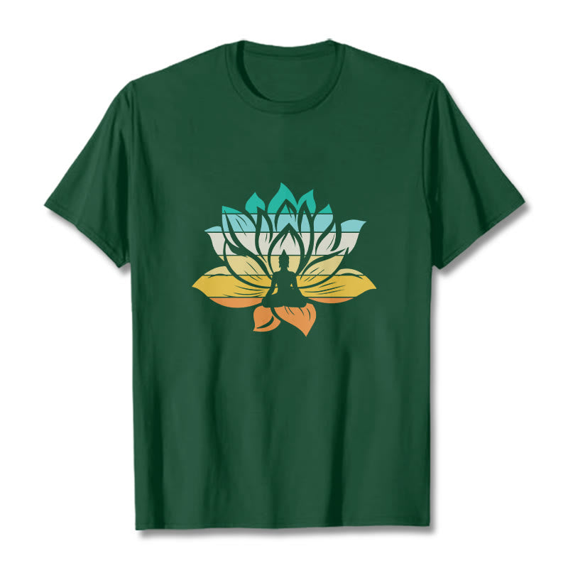 Camiseta de algodón con diseño de Buda meditando y flor de loto en degradado de Buddha Stones - Verde bosque - 2XL - image 10