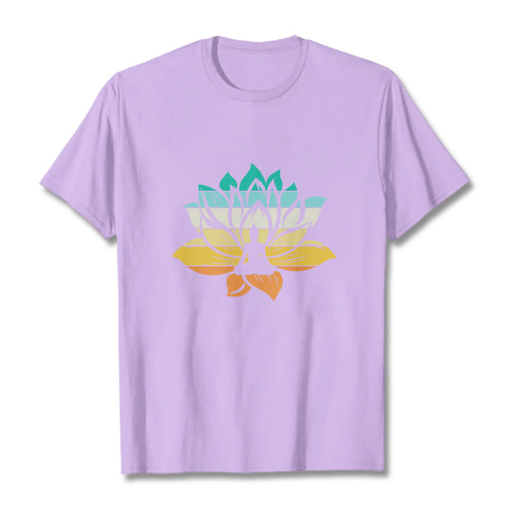 Camiseta de algodón con diseño de Buda meditando y flor de loto en degradado de Buddha Stones - Ciruela - 2XL - image 17