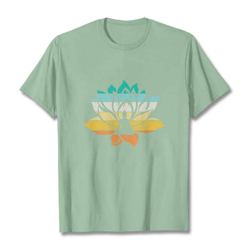Camiseta de algodón con diseño de Buda meditando y flor de loto en degradado de Buddha Stones - Verde pálido - 2XL - image 14