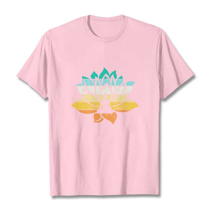 Camiseta de algodón con diseño de Buda meditando y flor de loto en degradado de Buddha Stones - rosa claro - 2XL - image 12
