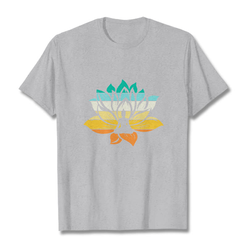 Camiseta de algodón con diseño de Buda meditando y flor de loto en degradado de Buddha Stones - Gris claro - 2XL - image 20
