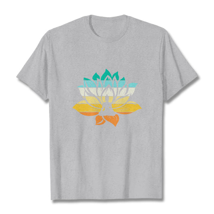 Camiseta de algodón con diseño de Buda meditando y flor de loto en degradado de Buddha Stones - Gris claro - 2XL - image 19
