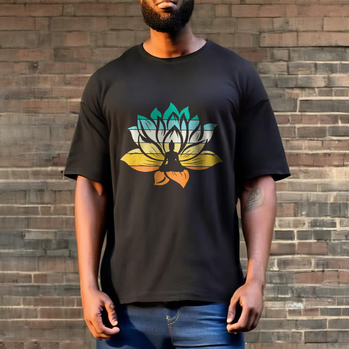 Camiseta de algodón con diseño de Buda meditando y flor de loto en degradado de Buddha Stones - image 3