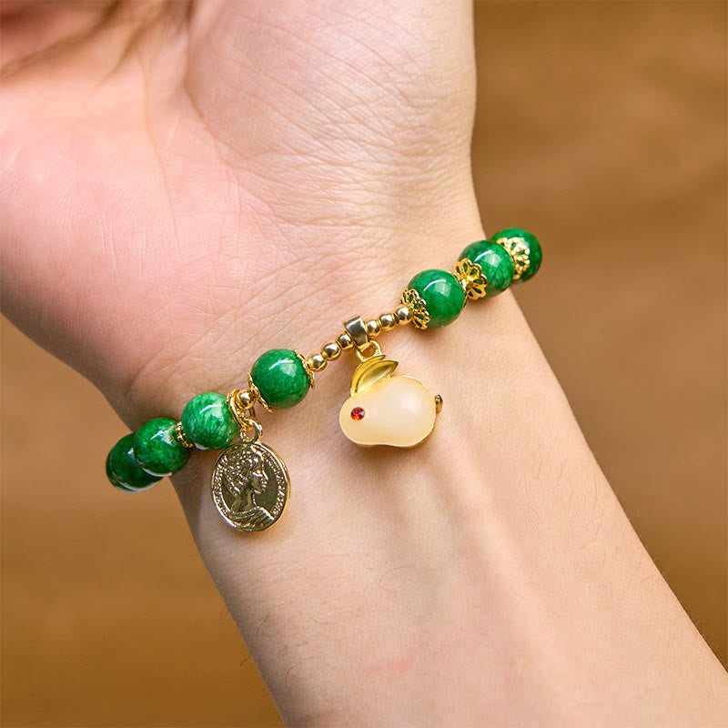 Pulsera con encanto de conejo y calcita verde de Buddha Stones
