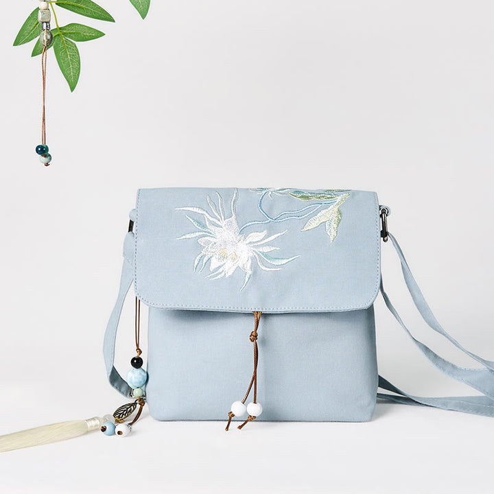 Bolso bandolera de lino y algodón con epifilo azul claro bordado con Buddha Stones