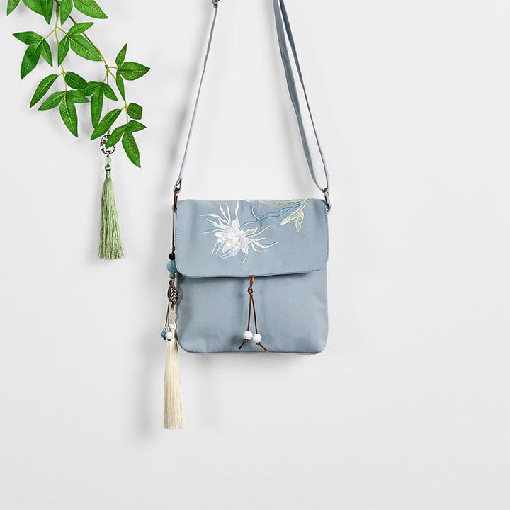 Bolso bandolera de lino y algodón con epifilo azul claro bordado con Buddha Stones