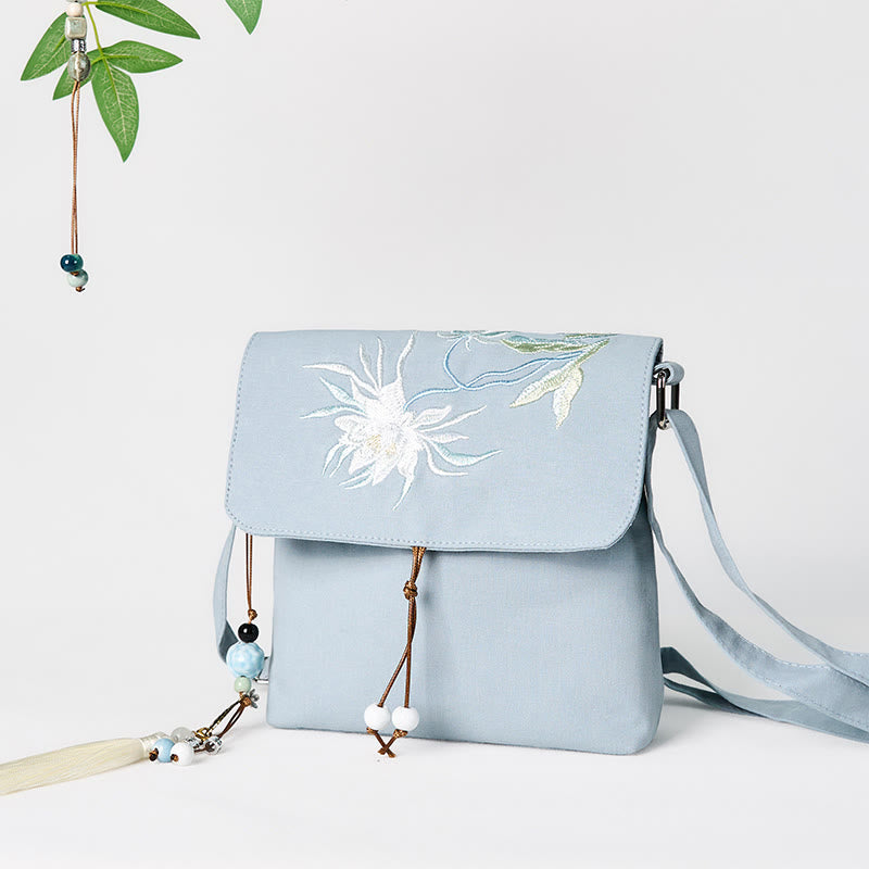 Bolso bandolera de lino y algodón con epifilo azul claro bordado con Buddha Stones