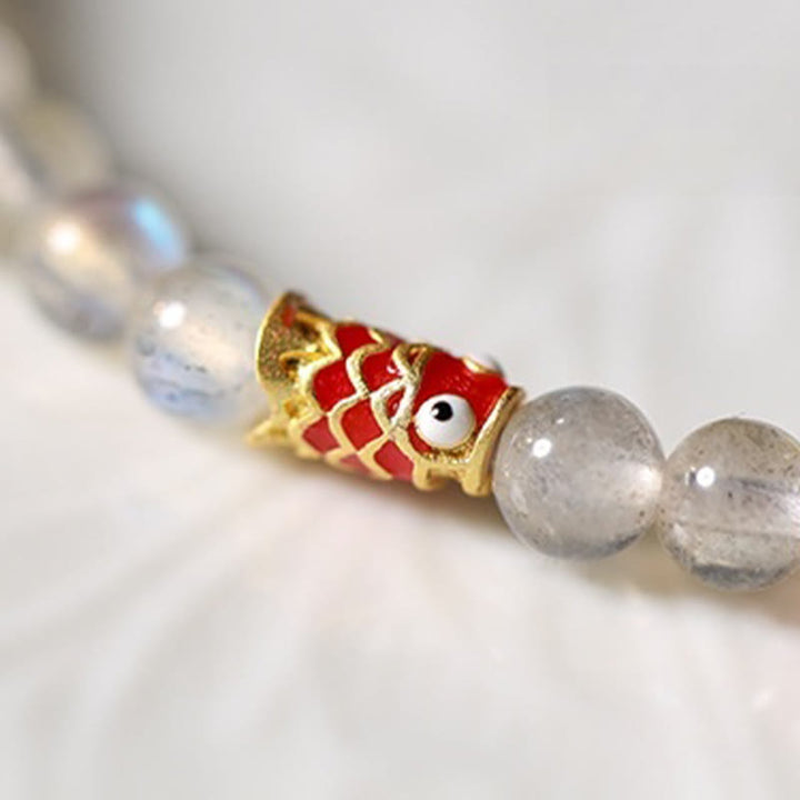 Buddha Stones Pulsera curativa ultrafina de piedra lunar con pez koi