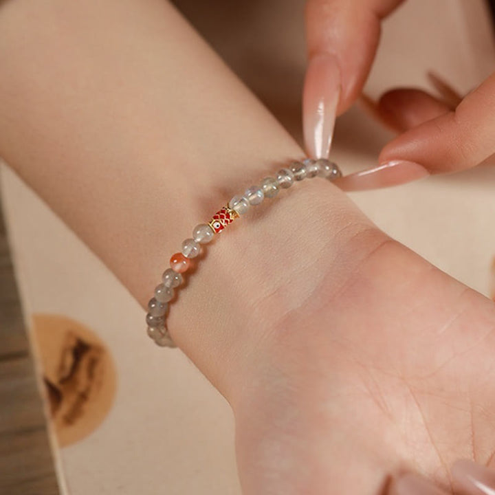 Buddha Stones Pulsera curativa ultrafina de piedra lunar con pez koi