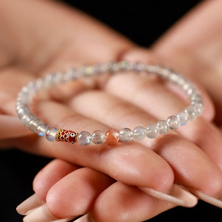 Buddha Stones Pulsera curativa ultrafina de piedra lunar con pez koi
