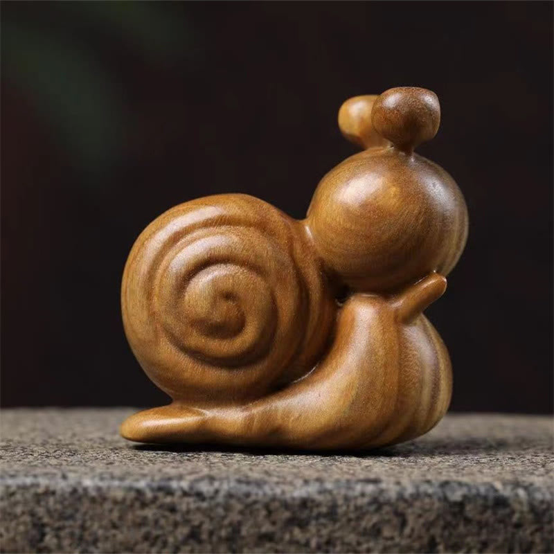 Mini caracol tallado de sándalo verde con Buddha Stones para decoración de escritorio