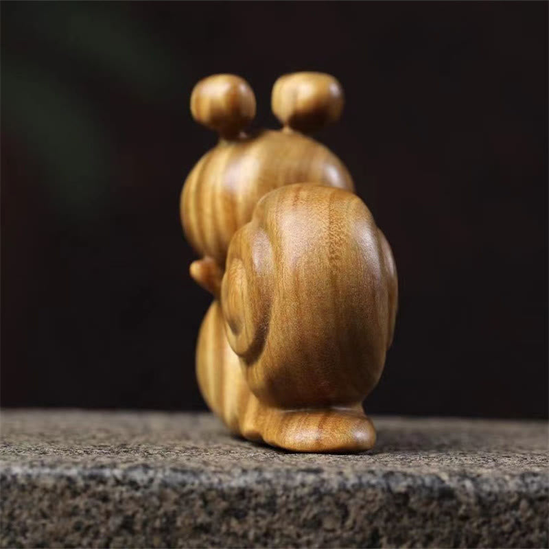 Mini caracol tallado de sándalo verde con Buddha Stones para decoración de escritorio